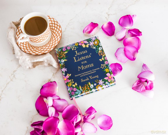 Jesus Listens for Moms, Padded Hardcover, with Full Scriptures: Prayers for Strength, Comfort, and Encouragement (A 50-Day Devotional) - Young Sarah [KSIĄŻKA]