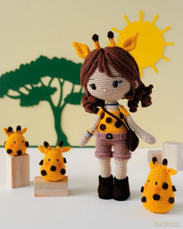 Kawaii Crochet Dolls: Amigurumi patterns for 10 adorable dolls and 30 cute characters - Elise Brocard [KSIĄŻKA]