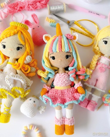 Kawaii Crochet Dolls: Amigurumi patterns for 10 adorable dolls and 30 cute characters - Elise Brocard [KSIĄŻKA]