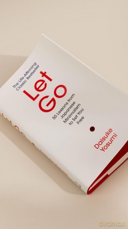 Let Go: 'A meaningful guide for living lightly and authentically' MARIE KONDO - Daisuke Yosumi [KSIĄŻKA]