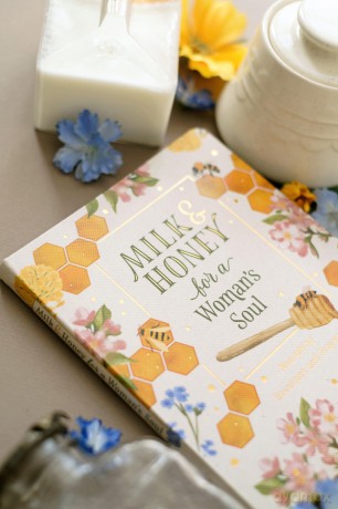 Milk and Honey for a Woman's Soul: Nourishing Devotions and Prayers - Carey Scott [KSIĄŻKA]