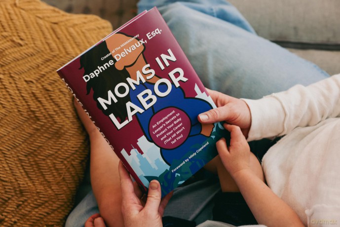 Moms in Labor: An Employment Lawyer's Secrets To Protect Your Baby and Your Career (That HR Won't Tell You) - Daphne Delvaux [KSIĄŻKA]