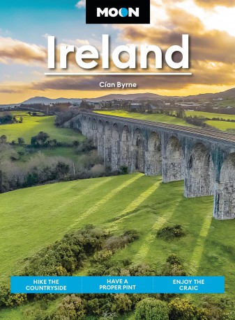 Moon Ireland (First Edition): Hike the Countryside, Have a Proper Pint, Enjoy the Craic (Moon Europe Travel Guide) - C An Byrne [KSIĄŻKA]