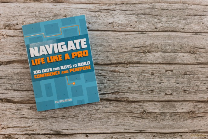 Navigate Life Like a Pro: 100 Days for Boys to Build Confidence and Purpose - Ed Strauss [KSIĄŻKA]