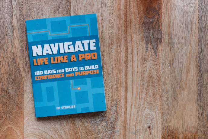 Navigate Life Like a Pro: 100 Days for Boys to Build Confidence and Purpose - Ed Strauss [KSIĄŻKA]