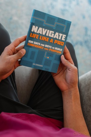Navigate Life Like a Pro: 100 Days for Boys to Build Confidence and Purpose - Ed Strauss [KSIĄŻKA]