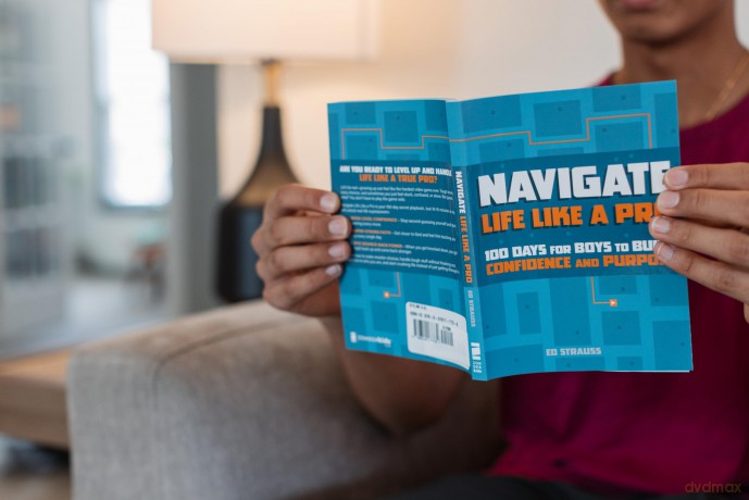 Navigate Life Like a Pro: 100 Days for Boys to Build Confidence and Purpose - Ed Strauss [KSIĄŻKA]