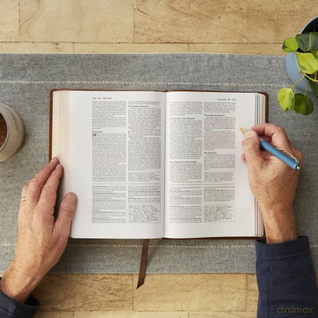 NKJV Foundation Study Bible, Wide-Margin, Black Hardcover, Red Letter: New King James Version, Black, Wide-Margin, Red Letter [KSIĄŻKA]