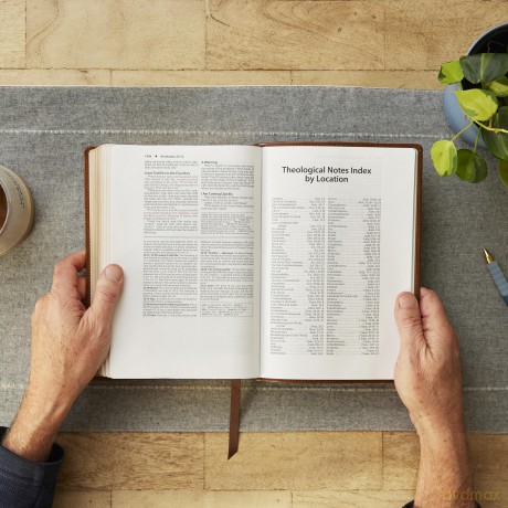 NKJV Foundation Study Bible, Wide-Margin, Black Hardcover, Red Letter: New King James Version, Black, Wide-Margin, Red Letter [KSIĄŻKA]