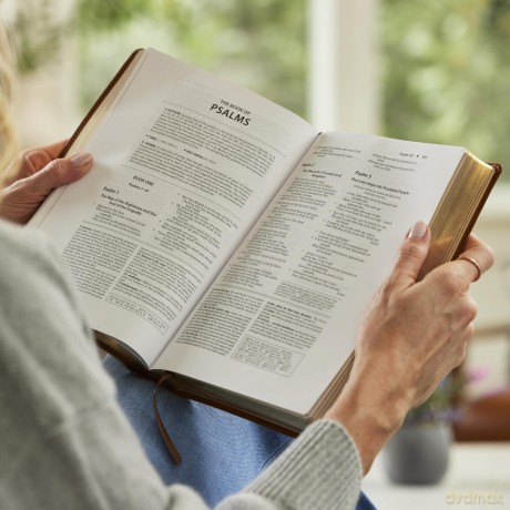 NKJV Foundation Study Bible, Wide-Margin, Black Hardcover, Red Letter: New King James Version, Black, Wide-Margin, Red Letter [KSIĄŻKA]
