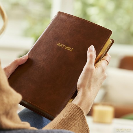 NKJV Foundation Study Bible, Wide-Margin, Brown Leathersoft, Red Letter: New King James Version, Brown, Red Letter [KSIĄŻKA]