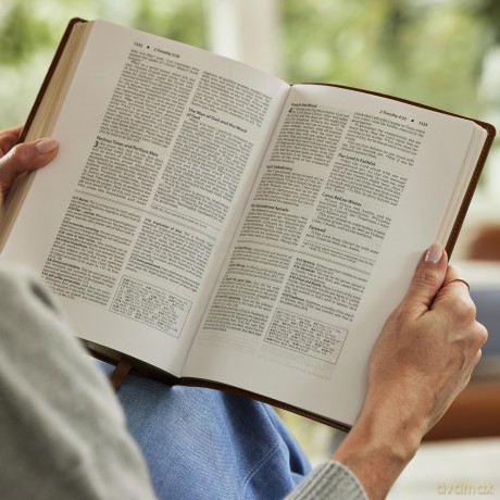 NKJV Foundation Study Bible, Wide-Margin, Brown Leathersoft, Red Letter: New King James Version, Brown, Red Letter [KSIĄŻKA]