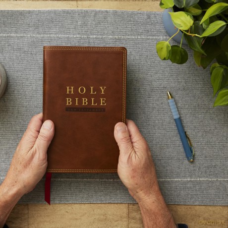 NKJV Super Giant Print New Testament, Brown Leathersoft, Red Letter, Comfort Print (Thumb Indexed) [KSIĄŻKA]
