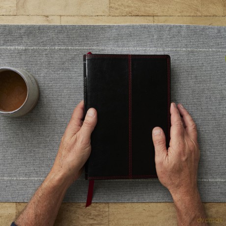 NKJV-NET Parallel New Testament with NET Translators' Notes, Black Leathersoft, Red Letter, Comfort Print: Unparalleled Insights with over 16,000 Translator Notes [KSIĄŻKA]