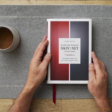 NKJV-NET Parallel New Testament with NET Translators' Notes, Hardcover, Red Letter, Comfort Print: Unparalleled Insights with over 16,000 Translator Notes [KSIĄŻKA]
