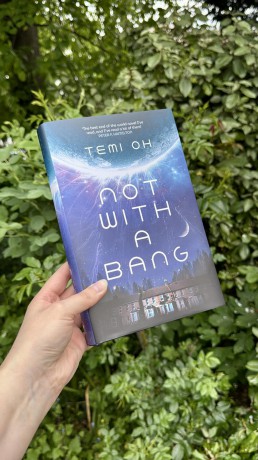 Not With a Bang: A family drama at the end of the world, for fans of Station Eleven and The Last of Us - Temi Oh [KSIĄŻKA]