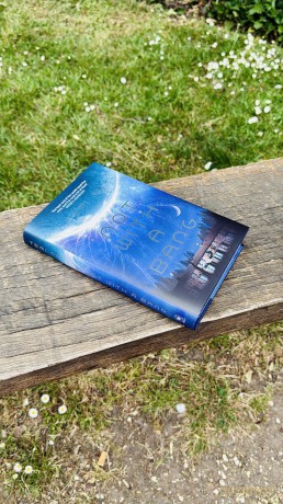 Not With a Bang: A family drama at the end of the world, for fans of Station Eleven and The Last of Us - Temi Oh [KSIĄŻKA]