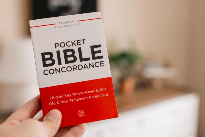Pocket Bible Concordance: Finding Key Terms---Over 5,000 Old and New Testament References (Nelson's Pocket Reference Series) - Thomas Nelson [KSIĄŻKA]
