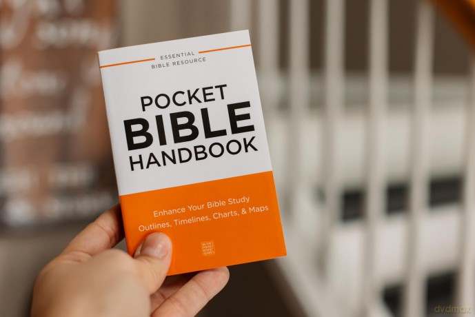 Pocket Bible Handbook: Enhance Your Bible Study---Outlines, Timelines, Charts, and Maps (Nelson's Pocket Reference Series) - Thomas Nelson [KSIĄŻKA]