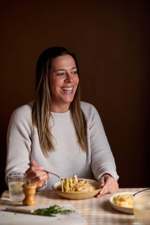 Quick and Easy Air Fryer: Get ready for quick, easy and budget-friendly air fryer recipes ready in 30 minutes or less in the new 2026 cookbook by TikTok and Instagram star @AirFryerGirlUK - Abi Thompson [KSIĄŻKA]