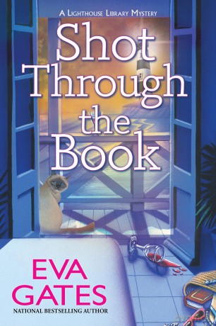 Shot Through the Book: A Lighthouse Library Mystery: 12 - Eva Gates [KSIĄŻKA]
