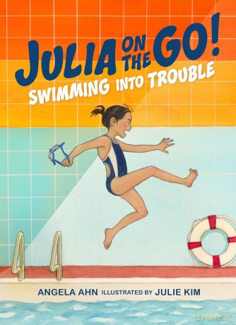 Swimming into Trouble: 1 (Julia on the Go!) - Angela Ahn [KSIĄŻKA]
