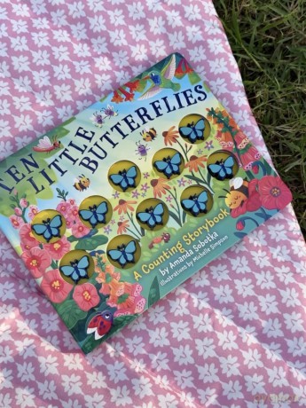 Ten Little Butterflies: A Counting Storybook - Sobotka Amanda [KSIĄŻKA]