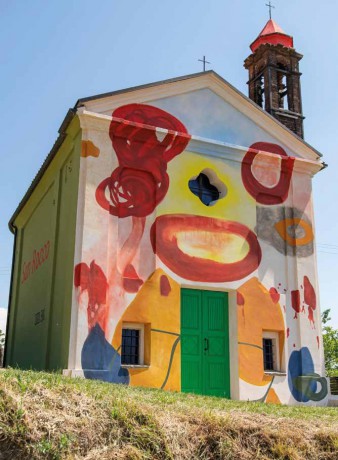 The Art Travel Book: 40 Iconic Outdoor Artworks (The Travel Book Series) - Nadin Van Den Bosch [KSIĄŻKA]