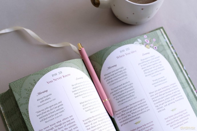 The Bible Promise Book for Morning and Evening: Promises, Devotions, and Prayers for Women - Compiled By Barbour [KSIĄŻKA]