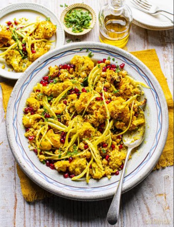 The Everyday High-Fibre Plan: 130 delicious recipes to help you feel younger and live longer - Farzanah Nasser [KSIĄŻKA]