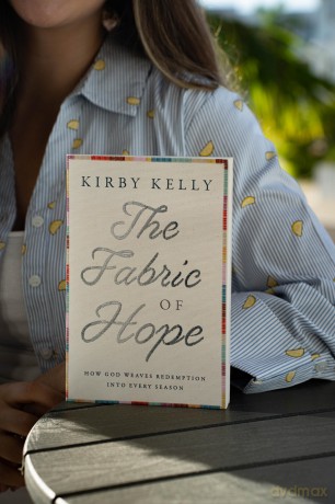 The Fabric of Hope: How God Weaves Redemption into Every Season - Kirby Kelly [KSIĄŻKA]