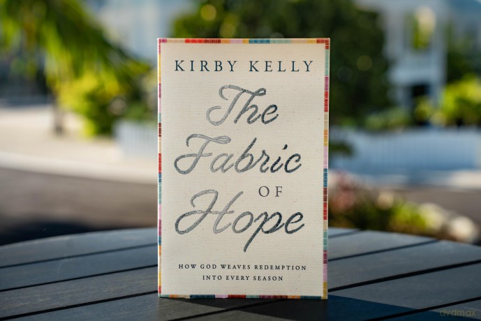 The Fabric of Hope: How God Weaves Redemption into Every Season - Kirby Kelly [KSIĄŻKA]