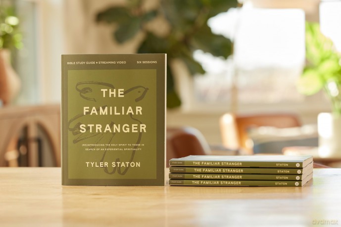 The Familiar Stranger Bible Study Guide plus Streaming Video: (Re)introducing the Holy Spirit to Those in Search of an Experiential Spirituality - Staton Tyler [KSIĄŻKA]