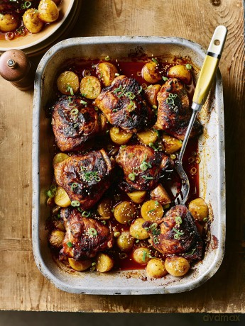 The Greatest Traybake Cookbook Ever: THE INSTANT SUNDAY TIMES BESTSELLER - John Gregory-Smith [KSIĄŻKA]