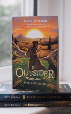 The Outsider: Ruth: A Retelling (A Biblical Fiction Chapter Book for Middle School Kids, Girls and Boys Ages 8-13, Grades 3-8) (Bible Retellings Collection) - Katy Morgan [KSIĄŻKA]
