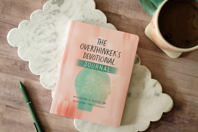 The Overthinker's Devotional Journal: Meditations and Prayers for Refocusing Your Thoughts - Joanne Simmons [KSIĄŻKA]