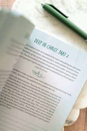 The Overthinker's Devotional Journal: Meditations and Prayers for Refocusing Your Thoughts - Joanne Simmons [KSIĄŻKA]