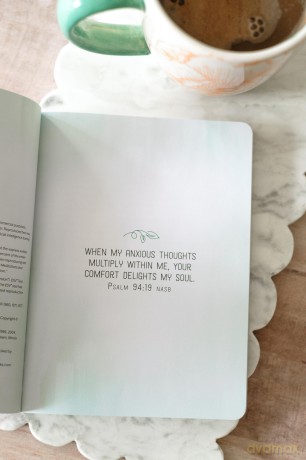 The Overthinker's Devotional Journal: Meditations and Prayers for Refocusing Your Thoughts - Joanne Simmons [KSIĄŻKA]