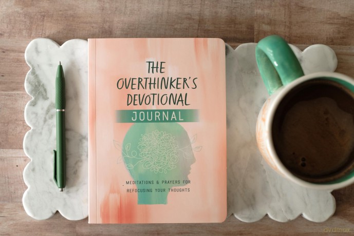 The Overthinker's Devotional Journal: Meditations and Prayers for Refocusing Your Thoughts - Joanne Simmons [KSIĄŻKA]