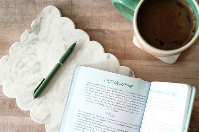 The Overthinker's Devotional Journal: Meditations and Prayers for Refocusing Your Thoughts - Joanne Simmons [KSIĄŻKA]