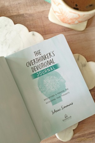 The Overthinker's Devotional Journal: Meditations and Prayers for Refocusing Your Thoughts - Joanne Simmons [KSIĄŻKA]