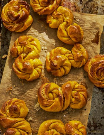 The Swedish Cookbook: Lagom flavours for the modern kitchen - Niklas Ekstedt [KSIĄŻKA]