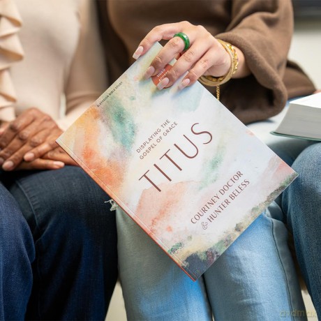 Titus - Bible Study Book With Video Access: Displaying the Gospel of Grace - Courtney; Be Doctor [KSIĄŻKA]