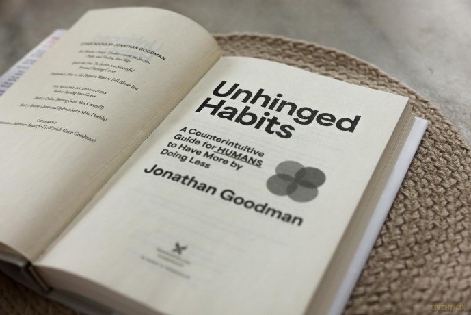 Unhinged Habits: A Counterintuitive Guide for Humans to Have More by Doing Less - Jonathan Goodman [KSIĄŻKA]