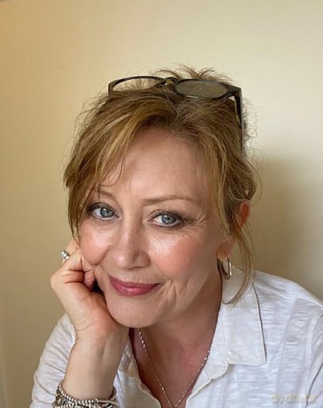 Wild Moon Rising: The powerful and emotional literary debut novel exploring female friendship and midlife new for 2026 - Jenny Knight [KSIĄŻKA]