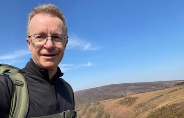 Wild Peaks: A lively, informative and funny 360-odd mile walk through the Peak District at 75 - Tom Chesshyre [KSIĄŻKA]