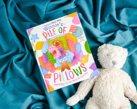 Winnie's Pile of Pillows: Making Room for the Things You Love Most - White Dana [KSIĄŻKA]