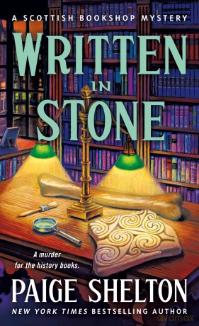 Written in Stone: A Scottish Bookshop Mystery: 10 - Paige Shelton [KSIĄŻKA]