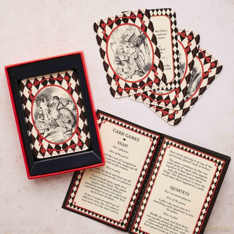 Alice in Wonderland A Card and Trivia Game [KSIĄŻKA]