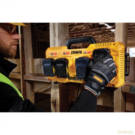 Werkzeuge: DEWALT Vierfach-Schnelladegeraet